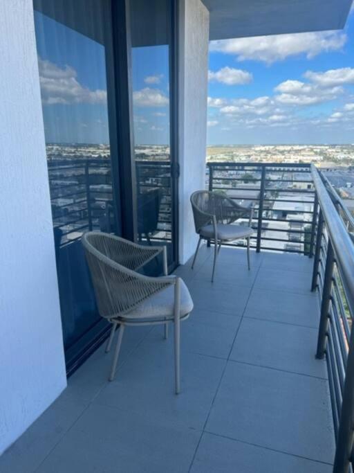 For Rent 2 Bed 2 Bath 1 Parking Downtown Doral Appartamento