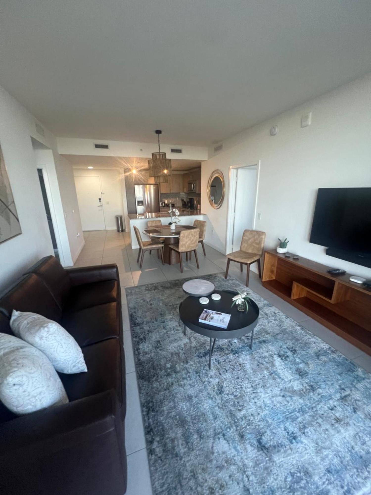 For Rent 2 Bed 2 Bath 1 Parking Downtown Doral Appartamento